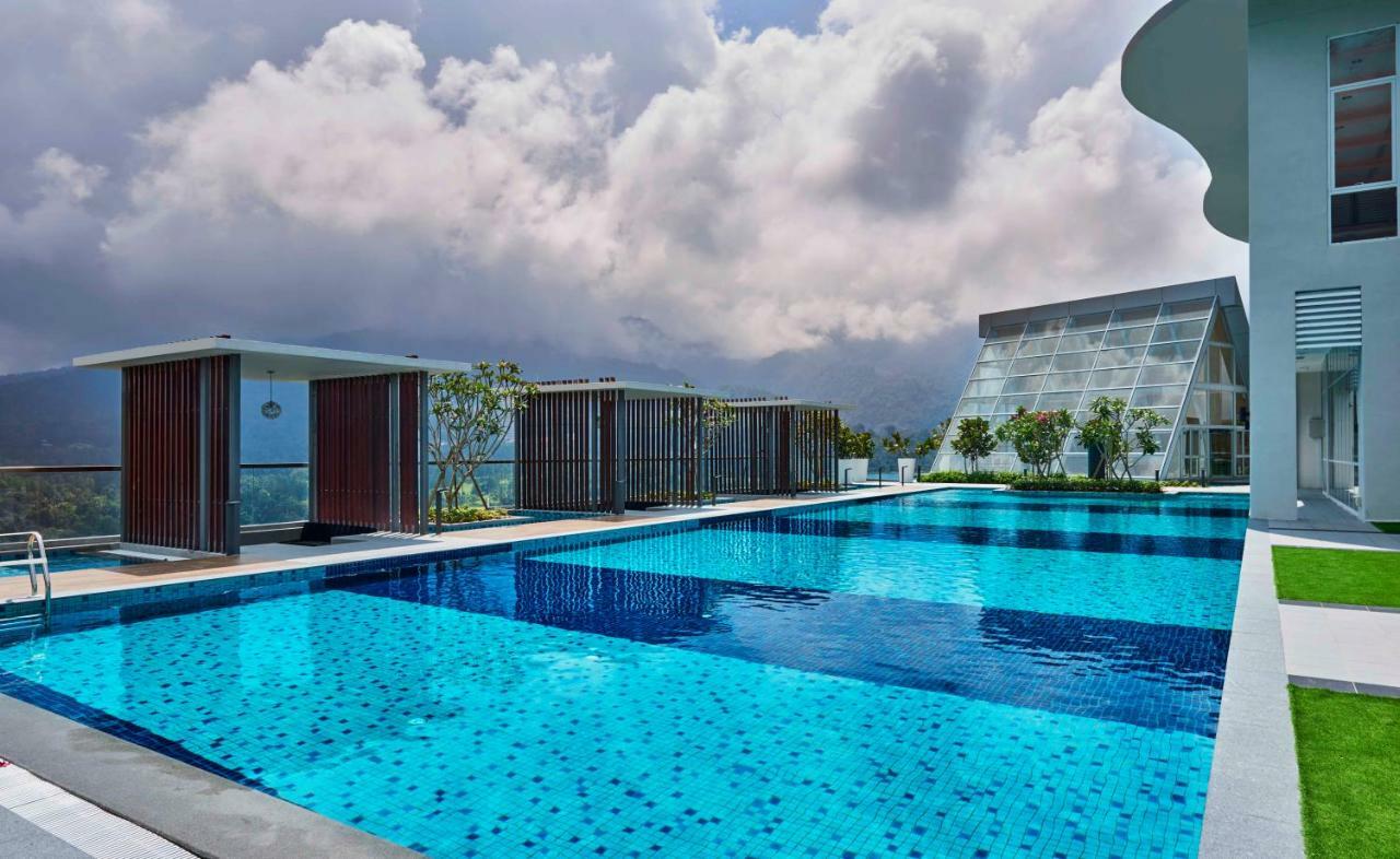 Swiss-Garden Hotel & Residences, Genting Highlands Exterior photo The swimming pool at the Sky Deck