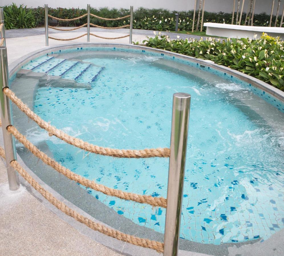Swiss-Garden Hotel & Residences, Genting Highlands Exterior photo A pool at the resort