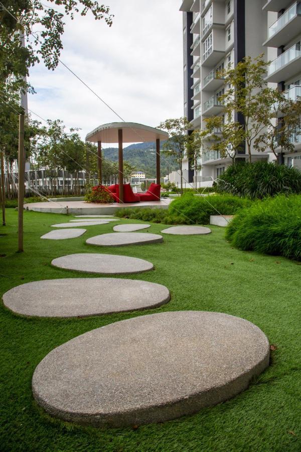 Swiss-Garden Hotel & Residences, Genting Highlands Exterior photo Artificial grass in a garden